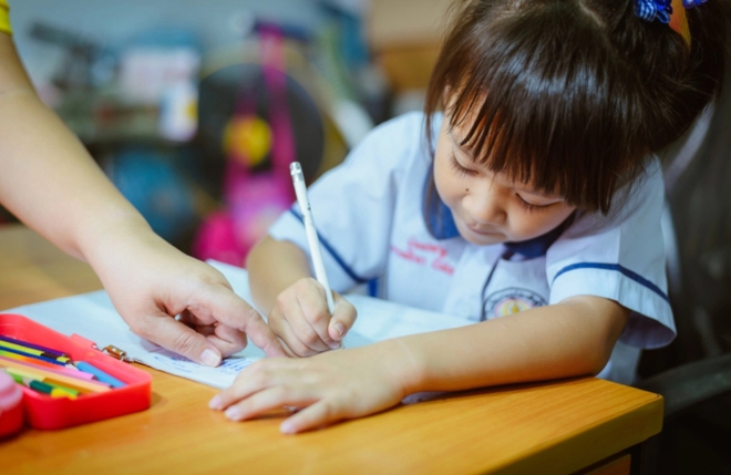 Đứa trẻ xinh đẹp v&agrave; đứa trẻ kh&ocirc;ng c&oacute; ngoại h&igrave;nh thu h&uacute;t, ai th&ocirc;ng minh hơn? Đ&acirc;y l&agrave; c&acirc;u trả lời từ loạt nghi&ecirc;n cứu khoa học - Ảnh 1.