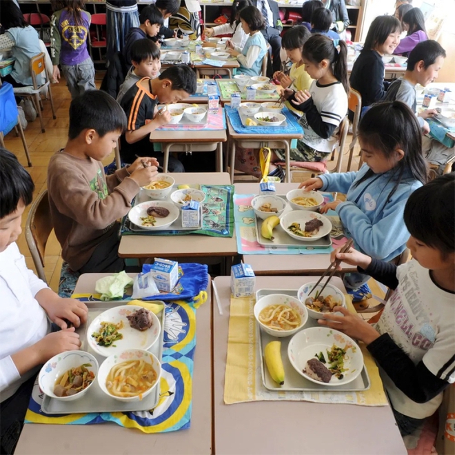 Ai cũng mê bữa ăn trưa của học sinh Nhật, đủ chất mà rẻ, có cả chuyên gia cân đo dinh dưỡng - Ảnh 11.