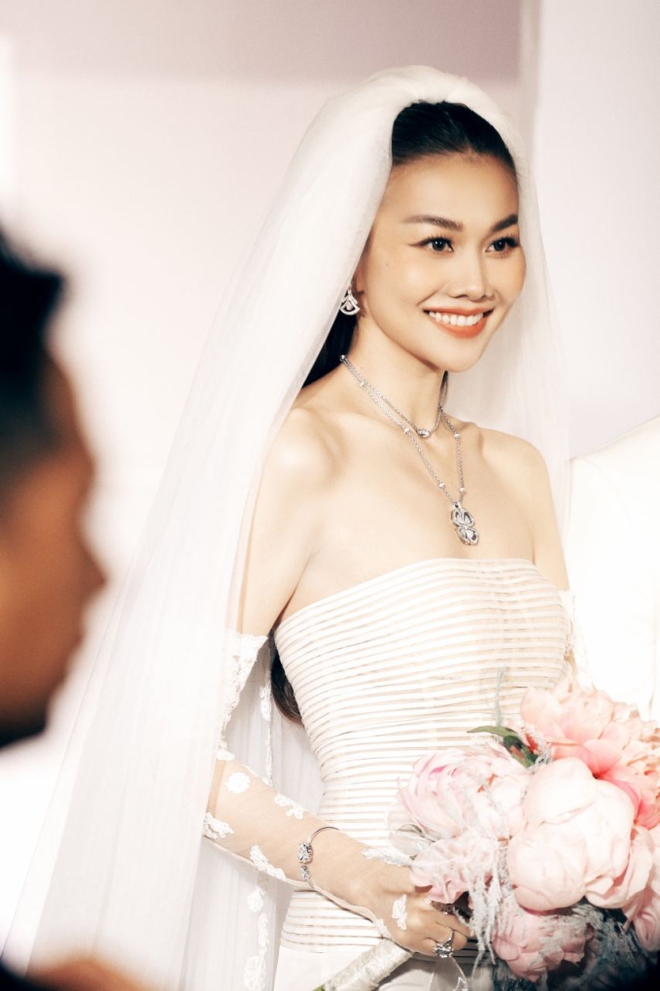 Vũ Ngọc Anh khóc khi thấy 'váy cưới trong mơ' - VnExpress Giải trí