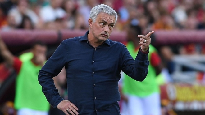 Mourinho nhận thẻ đỏ hy hữu vì chế nhạo đối thủ - Ảnh 2.