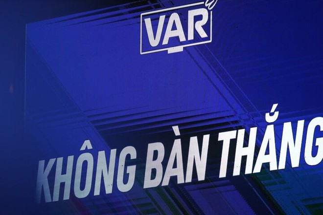 VAR phiên bản V-League: Hiệu ứng tích cực, vẫn bị chê tốn thời gian - Ảnh 1.