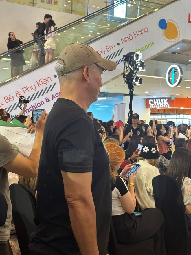 Cuối tuần bận rộn của vệ sĩ quốc d&acirc;n: Từ họp b&aacute;o BamBam lập tức ra s&acirc;n bay đ&oacute;n Super Junior, h&ocirc;m sau lại hộ tống Mỹ T&acirc;m - Ảnh 3.