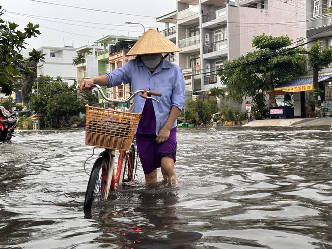 TP HCM: Mưa lớn kéo dài, nhiều tuyến đường ngập sâu - Ảnh 2.