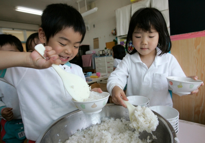 Ai cũng mê bữa ăn trưa của học sinh Nhật, đủ chất mà rẻ, có cả chuyên gia cân đo dinh dưỡng - Ảnh 3.