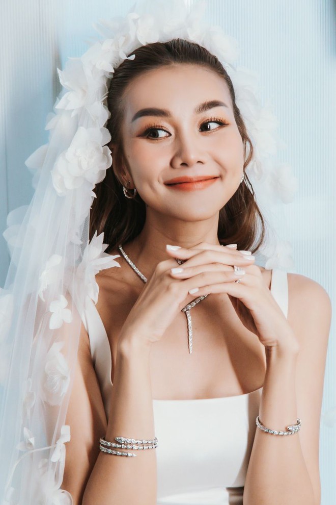 Hot h&ograve;n họt ảnh cưới full HD Thanh Hằng: Ch&uacute; rể h&ocirc;n nhẹ, sửa gi&agrave;y v&agrave; kề m&aacute; c&ocirc; d&acirc;u cực t&igrave;nh cảm - Ảnh 3.