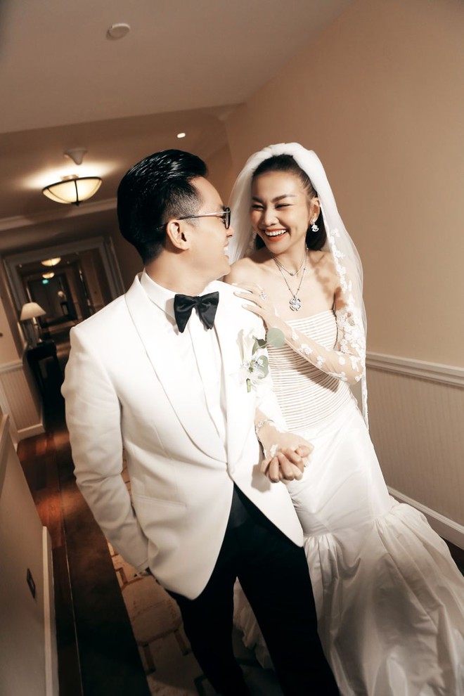 Hot h&ograve;n họt ảnh cưới full HD Thanh Hằng: Ch&uacute; rể h&ocirc;n nhẹ, sửa gi&agrave;y v&agrave; kề m&aacute; c&ocirc; d&acirc;u cực t&igrave;nh cảm - Ảnh 8.