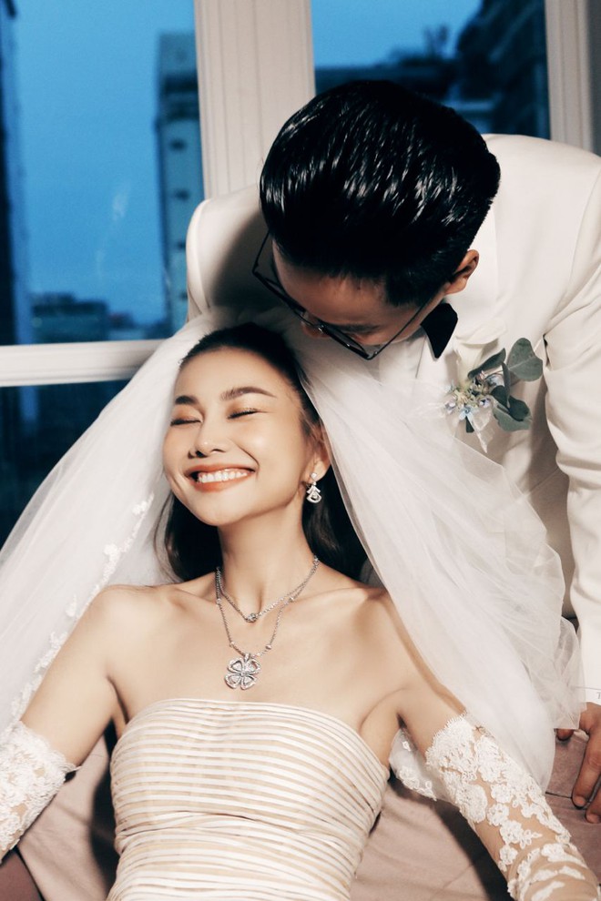 Hot h&ograve;n họt ảnh cưới full HD Thanh Hằng: Ch&uacute; rể h&ocirc;n nhẹ, sửa gi&agrave;y v&agrave; kề m&aacute; c&ocirc; d&acirc;u cực t&igrave;nh cảm - Ảnh 11.