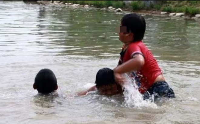 Hai đứa trẻ cùng rơi xuống nước, lựa chọn của ông bố thổi bùng tranh cãi về vấn đề đạo đức - Ảnh 1.