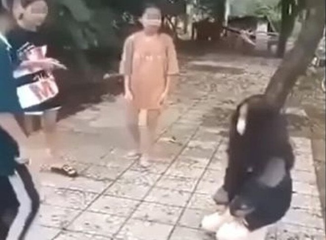 Nữ sinh lớp 7 ở Thừa Thiên - Huế bị bạn đánh hội đồng, quay clip - Ảnh 1.