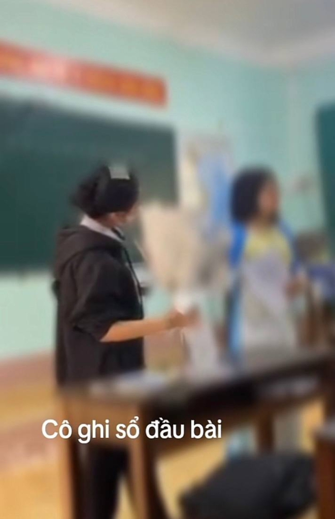 Vào lớp muộn để tặng quà cho cô giáo, nữ sinh bị dọa ghi vào sổ đầu bài: Đây không phải giờ tổ chức! - Ảnh 2.
