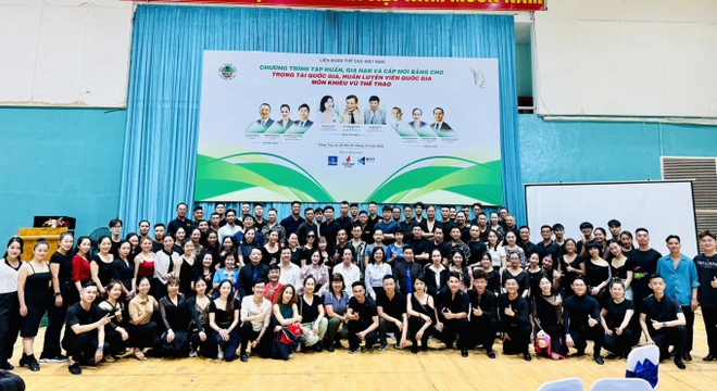 Mẹ 3 con Kh&aacute;nh Thi c&ugrave;ng Phan Hiển trở lại với c&ocirc;ng việc, d&acirc;n mạng b&agrave;y tỏ: Nể thật đấy - Ảnh 4.