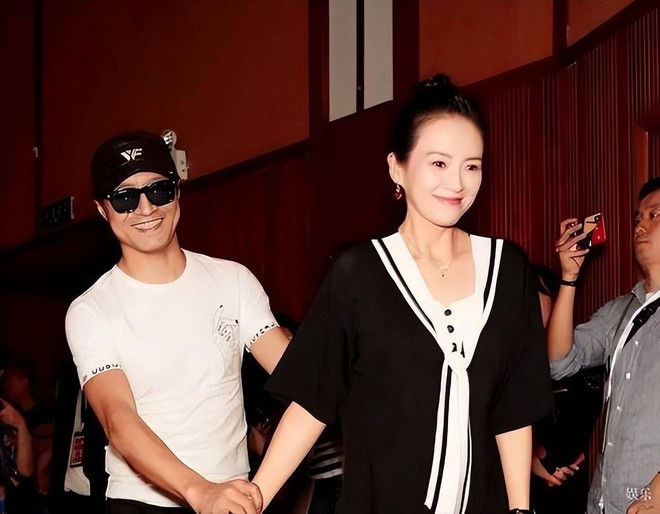 Cuộc h&ocirc;n nh&acirc;n bị gọi l&agrave; giả tạo của Chương Tử Di v&agrave; nam ca sĩ đ&atilde; c&oacute; hai đời vợ - Ảnh 6.
