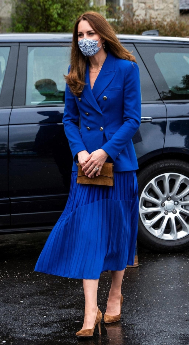 9 set chân váy dài cho thấy đẳng cấp biểu tượng thời trang của Vương phi Kate Middleton - Ảnh 9.