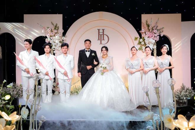 Trò cưng thời HLV Park Hang-seo kết hôn, khoe vàng đeo rủng rỉnh - Ảnh 9.