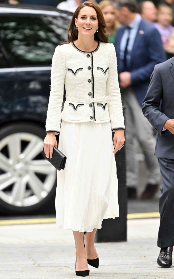 9 set chân váy dài cho thấy đẳng cấp biểu tượng thời trang của Vương phi Kate Middleton - Ảnh 7.