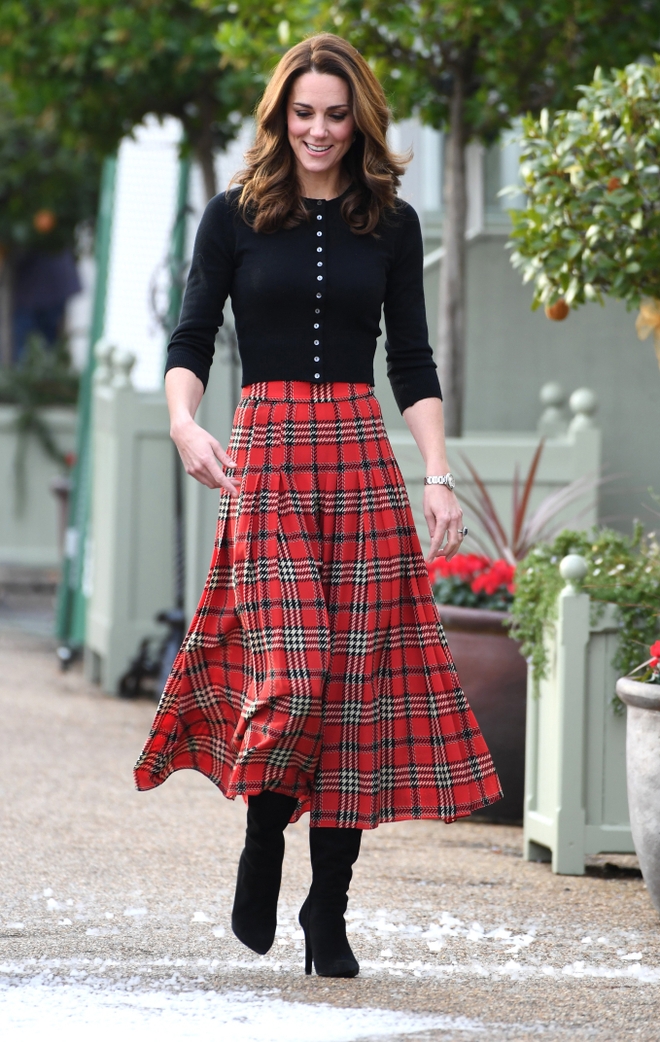 9 set chân váy dài cho thấy đẳng cấp biểu tượng thời trang của Vương phi Kate Middleton - Ảnh 6.