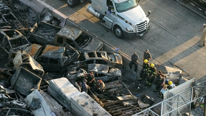 Hiện trường vụ đâm xe kinh hoàng trên cao tốc Mỹ: Loạt ô tô cháy đen đè lên nhau, ít nhất 32 người thương vong - Ảnh 2.