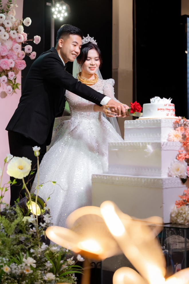 Trò cưng thời HLV Park Hang-seo kết hôn, khoe vàng đeo rủng rỉnh - Ảnh 7.