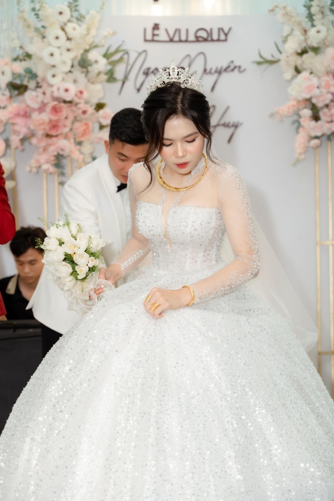 Trò cưng thời HLV Park Hang-seo kết hôn, khoe vàng đeo rủng rỉnh - Ảnh 6.