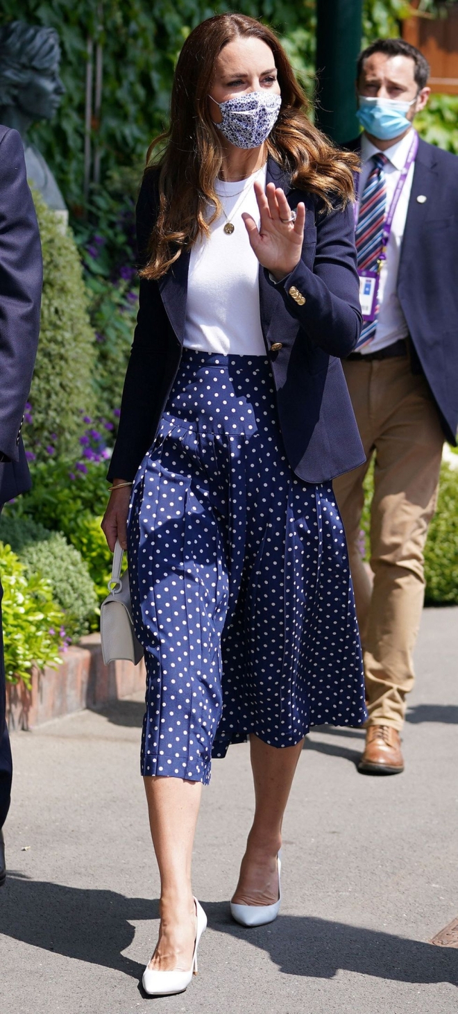 9 set chân váy dài cho thấy đẳng cấp biểu tượng thời trang của Vương phi Kate Middleton - Ảnh 4.