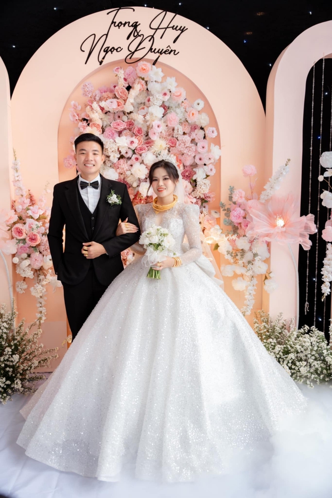 Trò cưng thời HLV Park Hang-seo kết hôn, khoe vàng đeo rủng rỉnh - Ảnh 5.