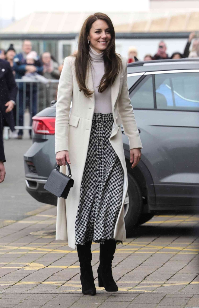 9 set chân váy dài cho thấy đẳng cấp biểu tượng thời trang của Vương phi Kate Middleton - Ảnh 3.