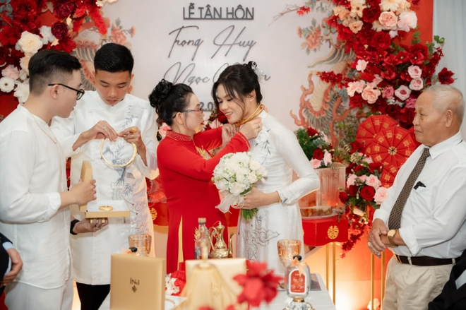 Trò cưng thời HLV Park Hang-seo kết hôn, khoe vàng đeo rủng rỉnh - Ảnh 4.