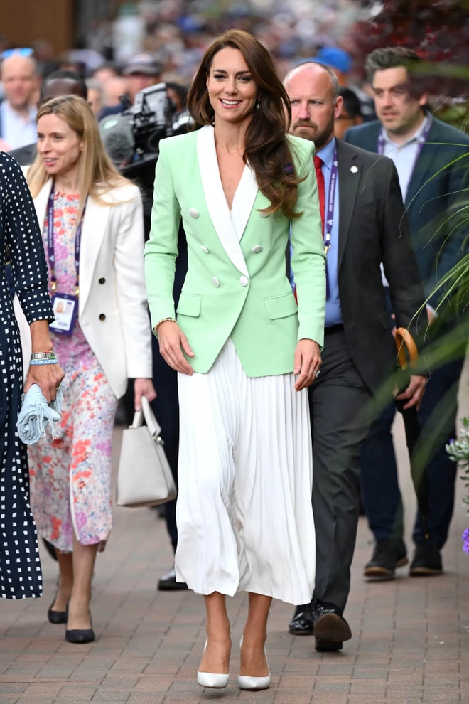 9 set chân váy dài cho thấy đẳng cấp biểu tượng thời trang của Vương phi Kate Middleton - Ảnh 2.