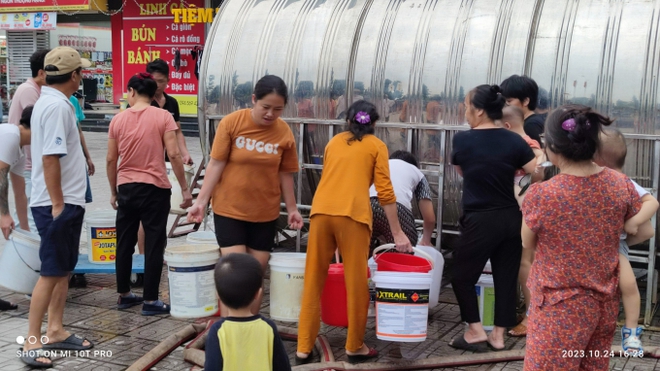 Gian nan cảnh thiếu nước ở khu đô thị Thanh Hà: Ba ngày chưa tắm, ông bà bế cháu nhỏ quằn lưng xách từng xô - Ảnh 11.