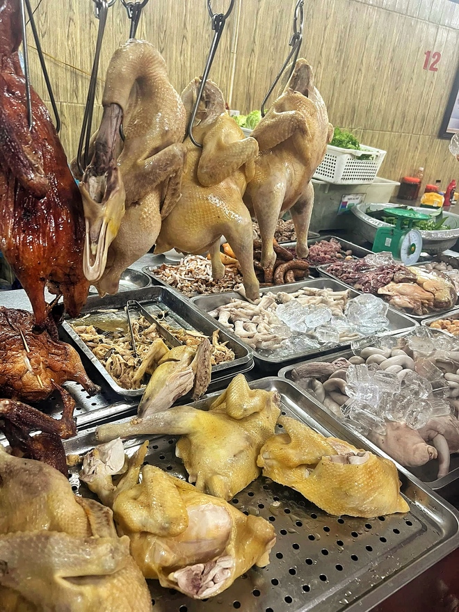 Hàng cơm bình dân ở Lạng Sơn hút mắt bởi các món nổi tiếng: vịt quay, gà luộc - Ảnh 3.