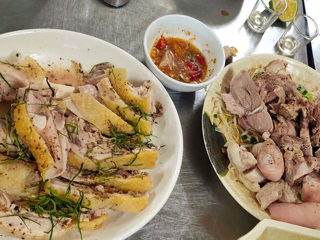 Hàng cơm bình dân ở Lạng Sơn hút mắt bởi các món nổi tiếng: vịt quay, gà luộc - Ảnh 6.