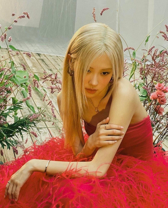 Mở mắt đúng cách với loạt ảnh xinh như nữ thần của Rosé, nhan sắc qua cam thường còn sốc visual hơn - Ảnh 2.