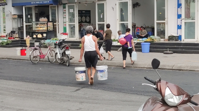 Gian nan cảnh thiếu nước ở khu đô thị Thanh Hà: Ba ngày chưa tắm, ông bà bế cháu nhỏ quằn lưng xách từng xô - Ảnh 10.