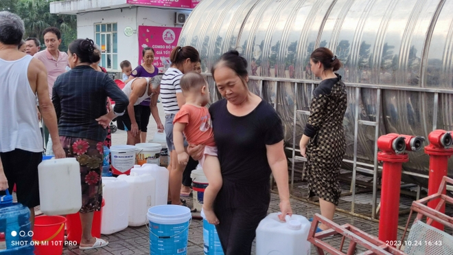 Gian nan cảnh thiếu nước ở khu đô thị Thanh Hà: Ba ngày chưa tắm, ông bà bế cháu nhỏ quằn lưng xách từng xô - Ảnh 7.