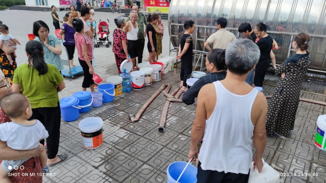Gian nan cảnh thiếu nước ở khu đô thị Thanh Hà: Ba ngày chưa tắm, ông bà bế cháu nhỏ quằn lưng xách từng xô - Ảnh 6.