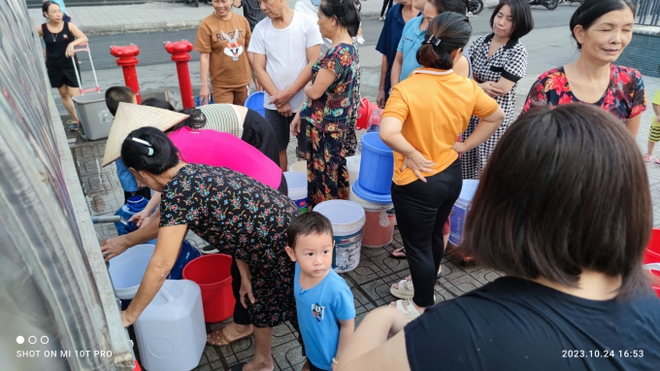 Gian nan cảnh thiếu nước ở khu đô thị Thanh Hà: Ba ngày chưa tắm, ông bà bế cháu nhỏ quằn lưng xách từng xô - Ảnh 5.