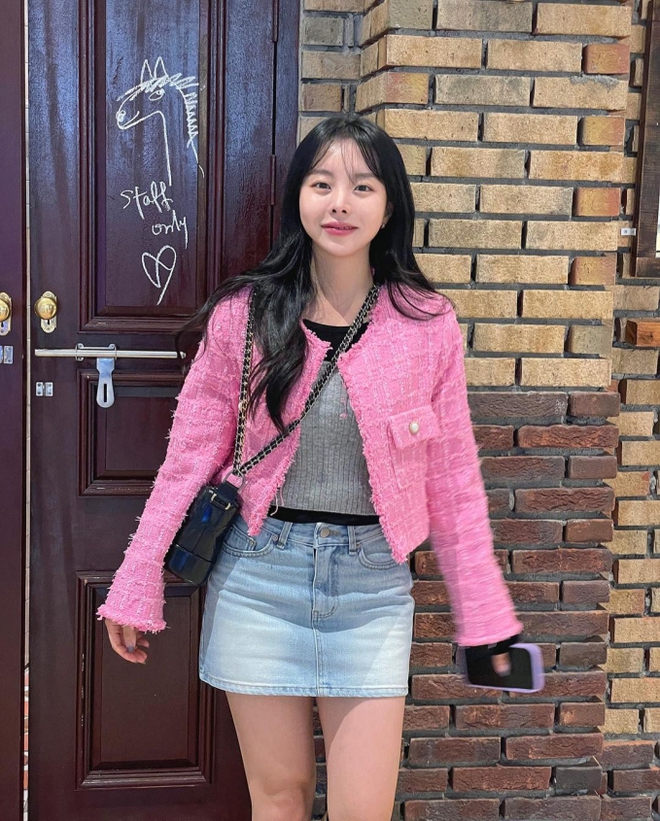 Chị g&aacute;i của J-Hope (BTS) l&agrave; KOL thời trang nổi tiếng tr&ecirc;n Instagram: Muốn l&ecirc;n level mặc đẹp, bạn phải bấm theo d&otilde;i ngay - Ảnh 2.
