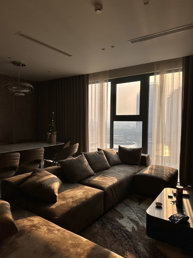 MC Thu Ho&agrave;i v&agrave; chồng CEO: Mua nh&agrave; s&aacute;t v&aacute;ch mẹ chồng, phải cho bớt quần &aacute;o v&igrave; dọn về mới biết tủ kh&ocirc;ng đủ chỗ - Ảnh 4.