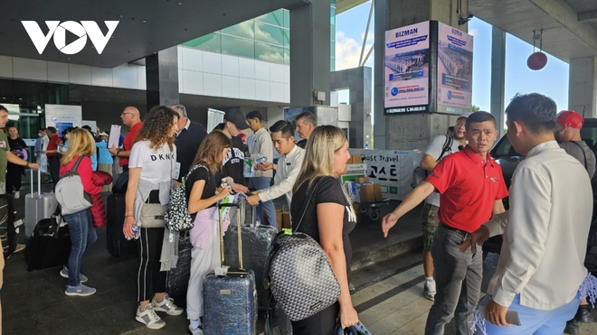 Phú Quốc liên tục đón các chuyến bay quốc tế đưa du khách đến du lịch nghỉ dưỡng - Ảnh 2.