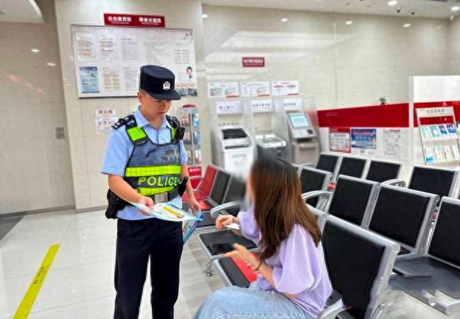 Mặc c&ocirc;ng an li&ecirc;n tục cảnh b&aacute;o, người phụ nữ mất gần 70 triệu đồng vẫn kh&ocirc;ng tin m&igrave;nh vừa bị lừa đảo: Để t&ocirc;i chuyển khoản cho c&aacute;c anh xem&rdquo; - Ảnh 1.