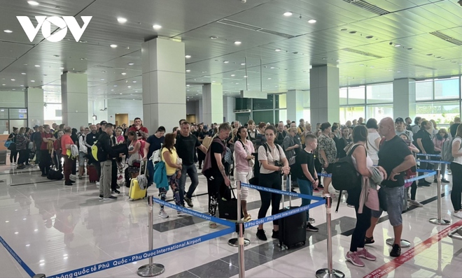 Phú Quốc liên tục đón các chuyến bay quốc tế đưa du khách đến du lịch nghỉ dưỡng - Ảnh 1.