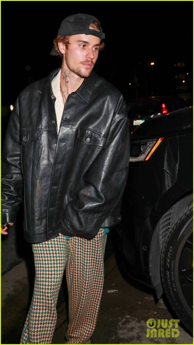 Hailey diện đồ thập ni&ecirc;n 90 xuống phố c&ugrave;ng Justin Bieber sau vụ ồn &agrave;o trang phục - Ảnh 5.