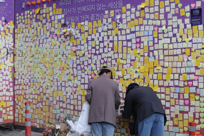Loạt ảnh chụp Itaewon 1 năm sau vụ giẫm đạp kinh hoàng: Đường phố vắng lặng, con hẻm thảm kịch giờ ra sao? - Ảnh 10.