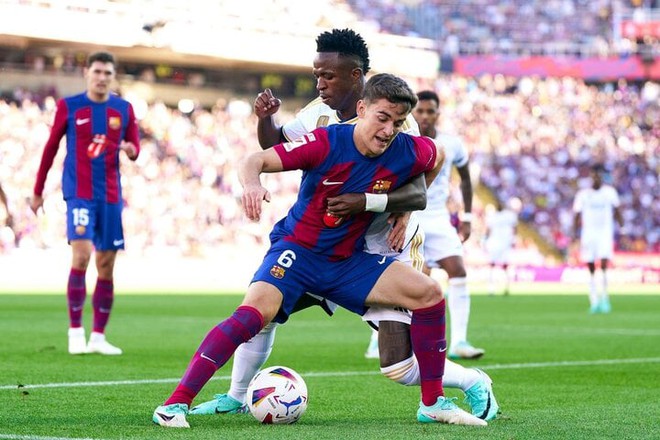 Bellingham xuất sắc, Real Madrid thắng ngược Barcelona ph&uacute;t b&ugrave; giờ - Ảnh 1.