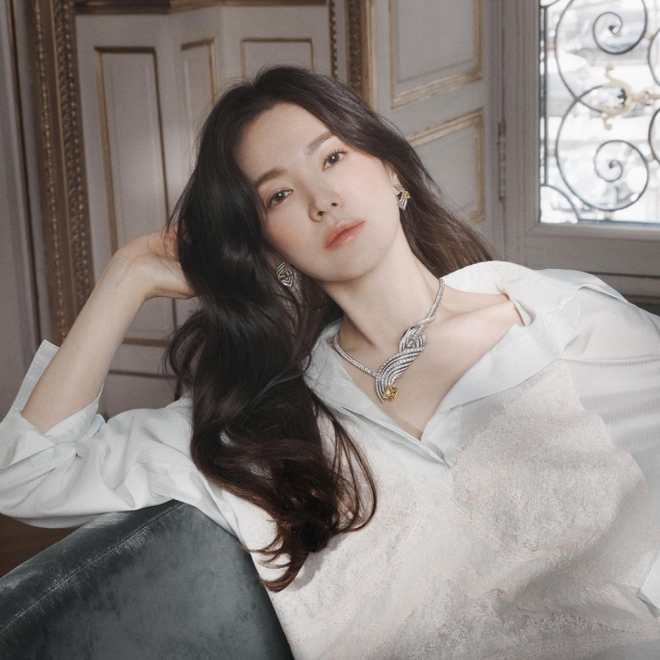 Soi gi&aacute; đồ nội thất trong nh&agrave; Song Hye Kyo, hẳn ai nấy đều phải trầm trồ trước độ gi&agrave;u của chị đẹp - Ảnh 1.
