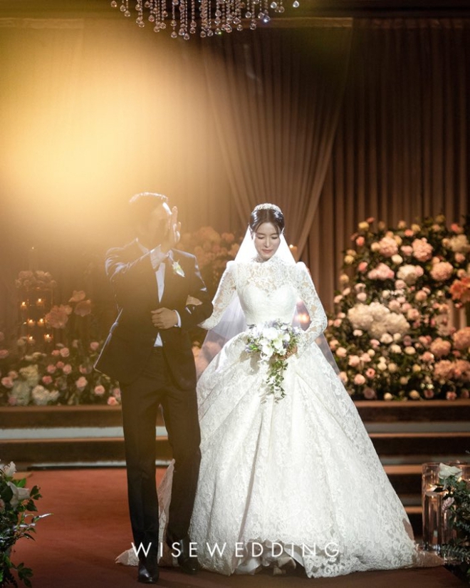 Đám cưới nữ diễn viên Hạ Cánh Nơi Anh với doanh nhân: Cô dâu chú rể tình tứ, Shin Min Ah và cặp đôi Chàng Hậu đổ bộ - Ảnh 3.