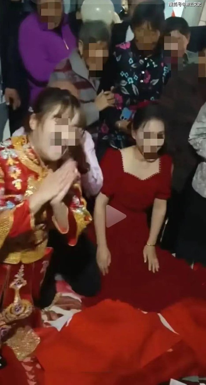 Khoe b&aacute;i đường th&agrave;nh th&acirc;n với 2 c&ocirc; d&acirc;u, người đ&agrave;n &ocirc;ng bị cảnh s&aacute;t hỏi thăm - Ảnh 2.