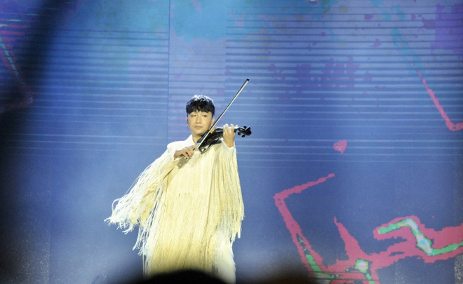 Hoàng Rob mở màn Better Choice Awards 2023 đầy thăng hoa: tiếng đàn violin điệu nghệ kết hợp công nghệ hiện đại! - Ảnh 4.