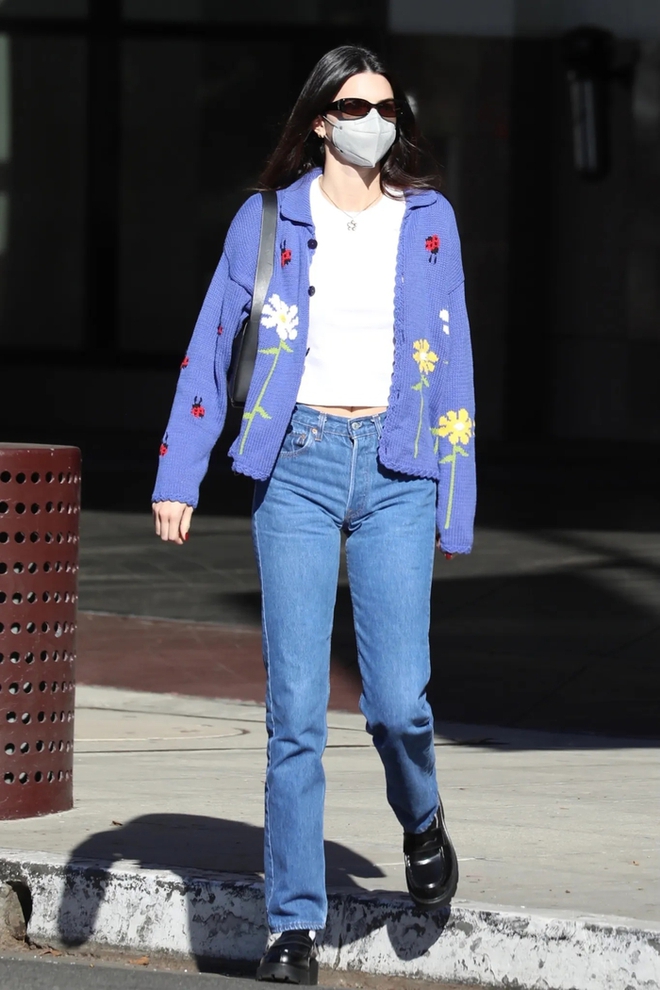 Tham khảo cách Kendall Jenner mặc áo len sành điệu suốt mùa lạnh - Ảnh 1.