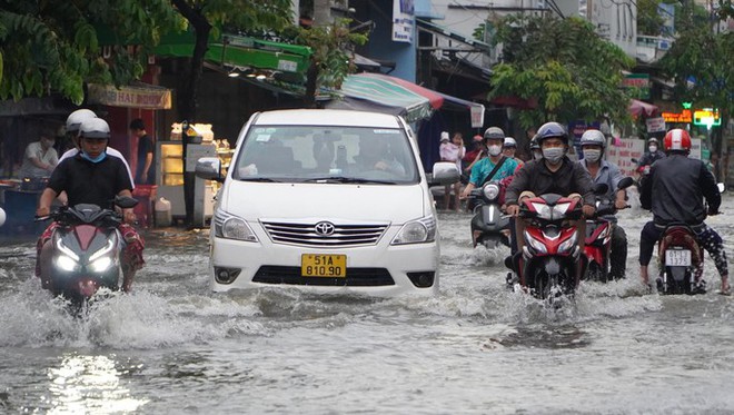 Loạt ảnh người dân TPHCM hì hục dắt xe qua đoạn đường ngập ngày triều cường dâng cao - Ảnh 2.